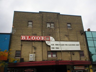 The most recent sign was installed flush against the façade, so it could not be seen along Bloor Street from the east or west.