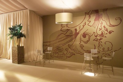 Marking films can be used for interior and home décor graphic applications, with semi-permanent solvent-based adhesives that ensure a strong bond, but are also cleanly removable after use.
