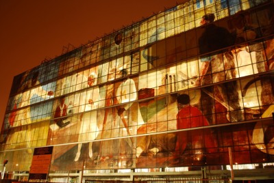 In the evening, the mural is ‘backlit’ by the hospital’s indoor lighting.