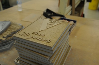 When each sign emerges from the pressure chamber, it is removed from the mould as one solid—but still fragile—piece.