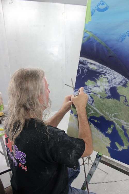 Gerald McLaughlin picked up his first airbrush in 1978 and has been painting graphics ever since.