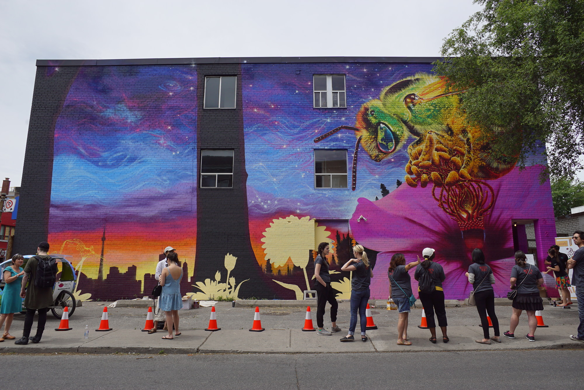 The City of Toronto and Burt's Bees Canada unveil Mural in Toronto at Bloor and Howland to celebrate Pollinator Week and honour Toronto's Bee City Affiliation. (CNW Group/Burt's Bees Canada)
