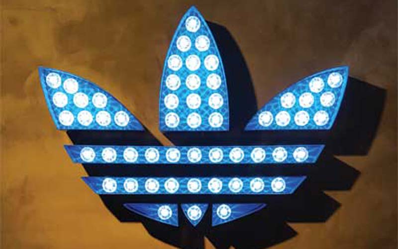 Total Signs used midway bulbs to achieve the desired starburst lighting effect.