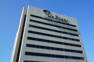 The project involved removing the original De Beers sign (installed in 2011) and replacing it with the new Intel sign.