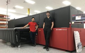 Photo courtesy Agfa From left to right: Juan Choy (operator) and Alex Legue (printing/binding/large-format foreman).