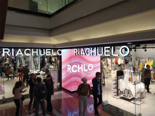 Photo courtesy Riachuelo/Userful A video wall was used to enhance the entrance to Brazil’s retail giant Riachuelo’s flagship store.