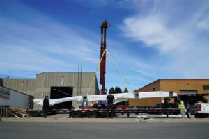 The 1814.4-kg (4000-lb) 3.96- x 12.8-m (13- x 42-ft) sign was transported in one piece to the job site. The 1814.4-kg (4000-lb) 3.96- x 12.8-m (13- x 42-ft) sign was transported in one piece to the job site.