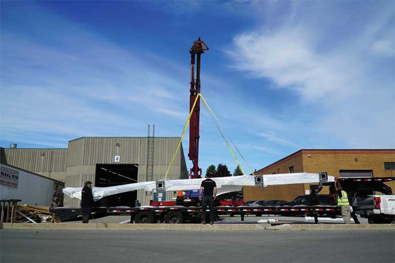 The 1814.4-kg (4000-lb) 3.96- x 12.8-m (13- x 42-ft) sign was transported in one piece to the job site. The 1814.4-kg (4000-lb) 3.96- x 12.8-m (13- x 42-ft) sign was transported in one piece to the job site.
