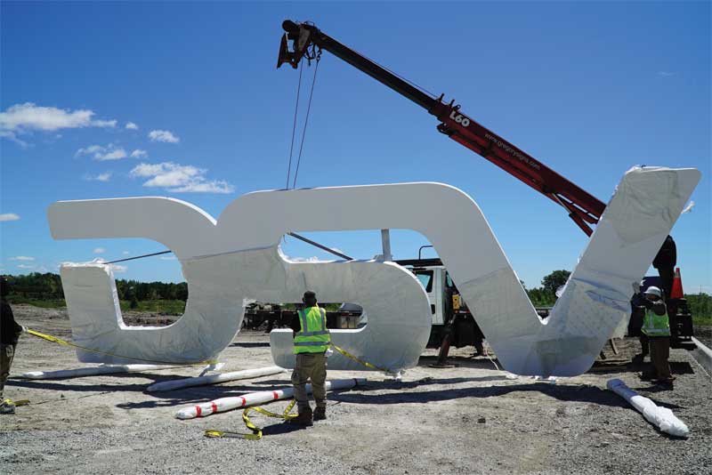 To place it upright, the rigging was adjusted to two points to lift it vertically. To place it upright, the rigging was adjusted to two points to lift it vertically.