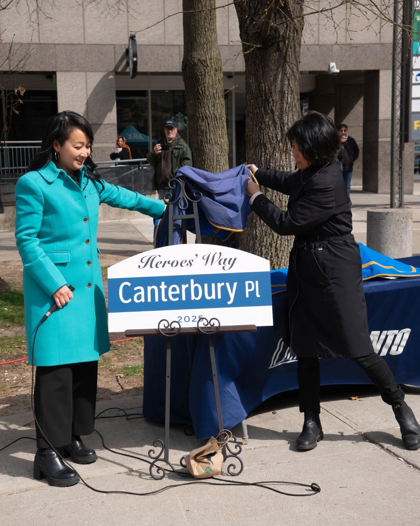 Mayor Chow unveiling the sign.